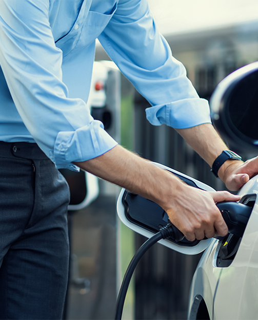 Imagem de homem abastecendo carro elétrico